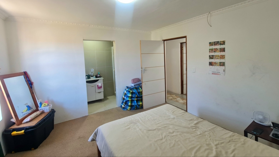 5 Bedroom Property for Sale in Hornlee East Western Cape